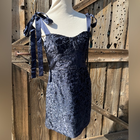 HOUSE OF HARLOW 1960 BLUE VELVET MINI DRESS NWT SIZE MEDIUM - Picture 1 of 5